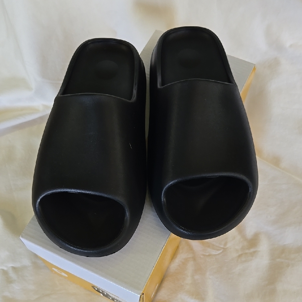 New UNIS Black Slide Sandals 10